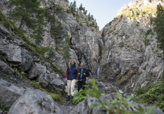 Wandern Sommer Paar Berge Wasserfall CChristianEgelmair s