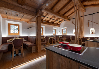 restaurant klosters, fondue, raclette, fonduestube, chässtube, hotel klosters