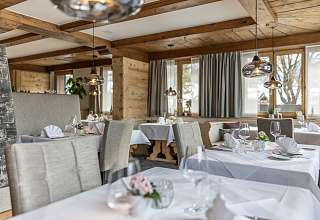 Restaurant mit Servicemitarbeiterin