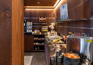 Généreux buffet du petit-déjeuner avec fromages, charcuterie, fruits, thé et café au Sunstar Hotel Klosters