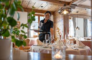 Restaurant mit Servicemitarbeiterin