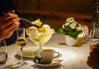 Vermicelles avec glace à la vanille et meringue, accompagnés de café et de grappa au Sunstar Klosters