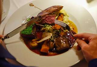 Filet de cerf savoureux avec sauce au gibier, betteraves et accompagnements automnaux au Sunstar Klosters