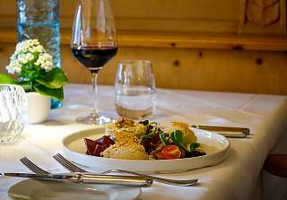 Jambon de chevreuil fumé avec garniture de salade, servi à table dressée au Sunstar Klosters