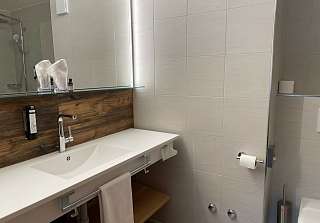 Chambre Simple Comfort salle de bain - Sunstar Hotel Klosters 